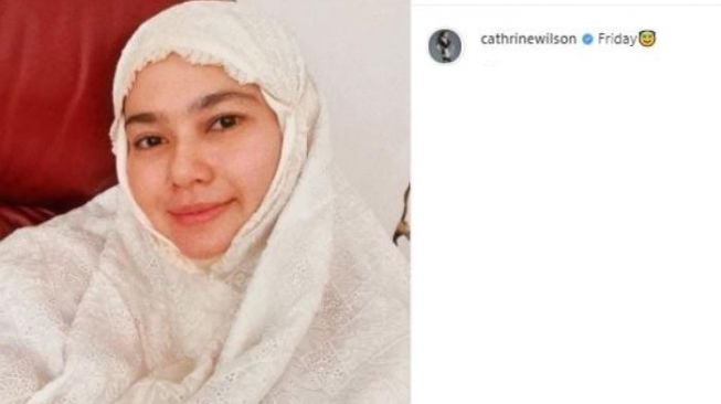 Potret Catherine Wilson berhijab saat ramadhan. (Instagram/cathrinewilson)