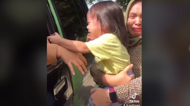 Anak dan ibu menangis ditinggal baby sitter mudik (tiktok.com/@iesalhouse)