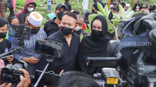 Pasangan Vicky Prasetyo dan Kalina Oktarani saat ditemui usai melayat pemakaman Komedian Sapri Pantun di TPU Ulujami, Pesanggrahan, Jakarta Selatan, Selasa (11/5/2021). [Suara.com/Alfian Winanto]