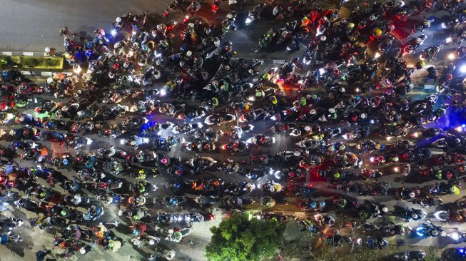 Pemudik sepeda motor terjebak kemacetan saat melintasi posko penyekatan mudik di Kedungwaringin, Kabupaten Bekasi, Jawa Barat, Selasa (11/5/2021) dini hari WIB. ANTARA FOTO/Wahyu Putro 