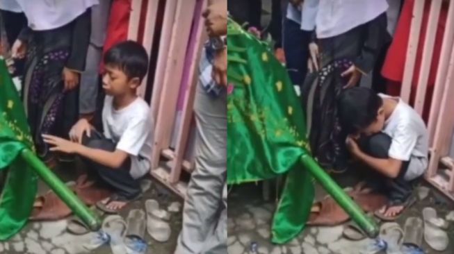 Pilu! Bocah Menangis Sesegukan Depan Keranda Jenazah Orang Tuanya