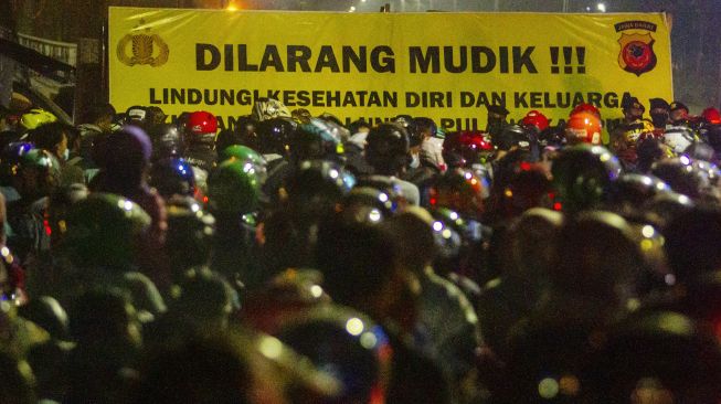 Pemudik sepeda motor terjebak kemacetan saat melintasi posko penyekatan mudik di jalur Pantura Patokbeusi, Subang, Jawa Barat, Selasa (11/5/2021) dini hari. ANTARA FOTO/M Ibnu Chazar
