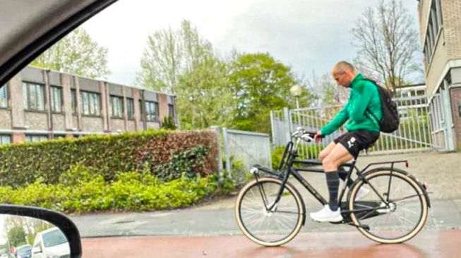 Hidup Santai Ala Robben: Bantu Groningen Menang 4-0, Pulang Naik Sepeda