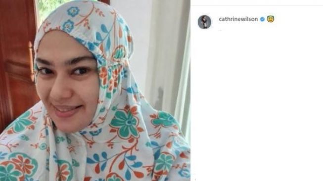 Potret Catherine Wilson berhijab saat ramadhan. (Instagram/cathrinewilson)