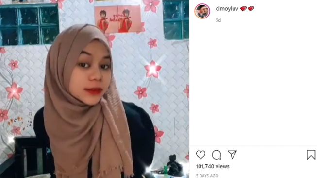 Cimoy Montok berhijab. [Instagram/cimoyluv]