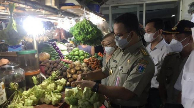 Lebaran di Rumah, Anies Beli Tempe hingga Kembang Goyang di Pasar Mayestik