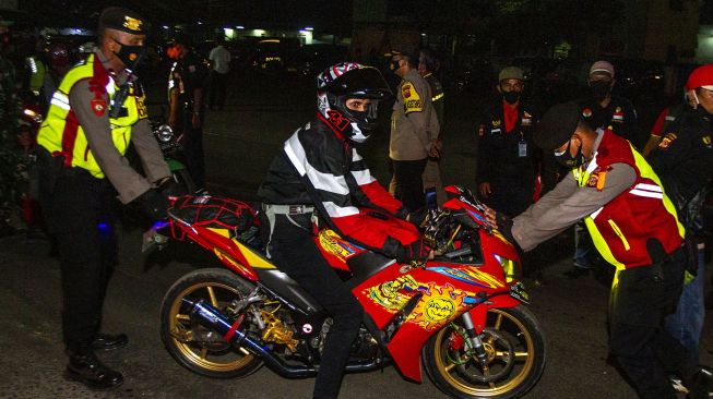 Petugas gabungan mengarahkan pemudik untuk memutar balik saat melintasi posko penyekatan mudik di jalur Pantura Patokbeusi, Subang, Jawa Barat, Selasa (11/5/2021) dini hari. ANTARA FOTO/M Ibnu Chazar

