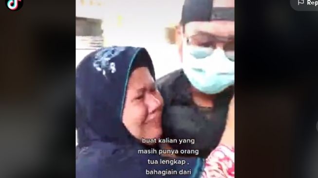 Pria menyamar jadi pembeli bensin saat mudik (tiktok.com/@randysuganda6)