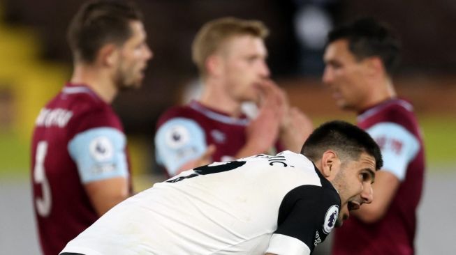 Penyerang Fulham, Aleksandar Mitrovic terlihat kecewa usai timnya dipastikan terdegradasi usai kalah 0-2 dari Burnley dalam laga pekan ke-35 Liga Inggris di Stadion Craven Cottage, Selasa (11/5/2021) dini hari WIB. [CLIVE ROSE / POOL / AFP]