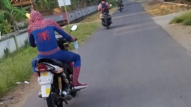 Sosok spiderman naik motor menjadi sorotan warganet (Instagram)