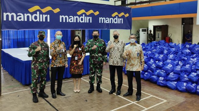 TNI AL - KASAL Laksamana TNI Yudo Margono (tiga kanan) dan Direktur Hubungan Kelembagaan Bank Mandiri Rohan Hafas (dua kanan) saat penyerahan paket sembako bagi personel TNI AL. (Dok: Bank Mandiri)