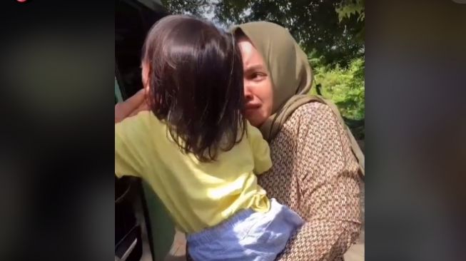 Anak dan ibu menangis ditinggal baby sitter mudik (tiktok.com/@iesalhouse)