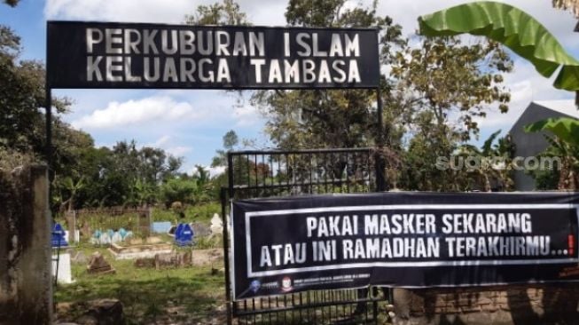 Banyak Spanduk di Pekuburan Makassar, Tulisannya Seragam Bikin Merinding