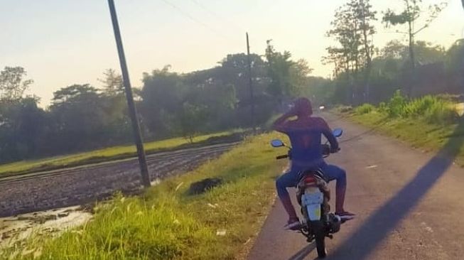 Begini Jadinya Spiderman Rindu Kampung Halaman, Rela Mudik Naik Motor