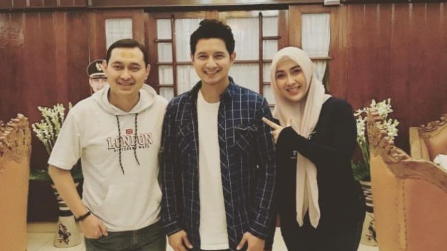 Yuni Sophia istri Bupati Nganjuk foto bareng artis. [Instagram/yunisophia_]