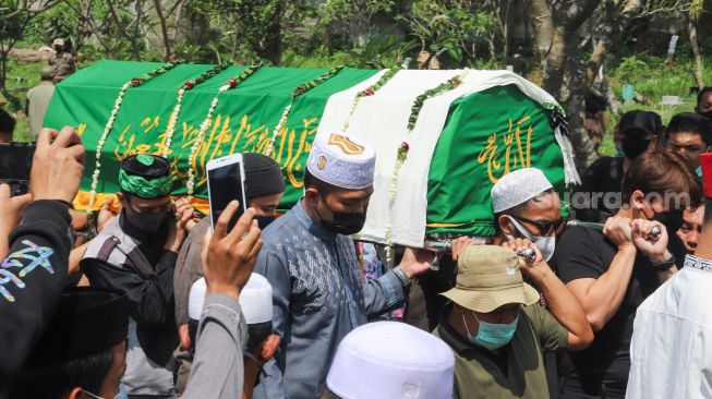 Jenazah komedian Sapri Pantun saat tiba di tempat pemakaman di TPU Ulujami, Pesanggrahan, Jakarta Selatan, Selasa (11/5/2021). [Suara.com/Alfian Winanto]