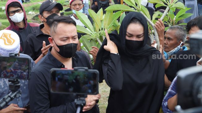 Pasangan Vicky Prasetyo dan Kalina Oktarani saat ditemui usai melayat pemakaman Komedian Sapri Pantun di TPU Ulujami, Pesanggrahan, Jakarta Selatan, Selasa (11/5/2021). [Suara.com/Alfian Winanto]