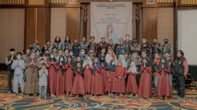 Dinda Aulia bersama Bikers Brotherhood Motorcycle Club (BBMC) berbagi kepada anak-anak yatim piatu. [dokumentasi pribadi]