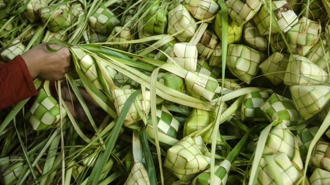 Warga menata kulit ketupat di Blok Kupat Caringin, Bandung, Jawa Barat, Selasa (11/5/2021). ANTARA FOTO/Novrian Arbi