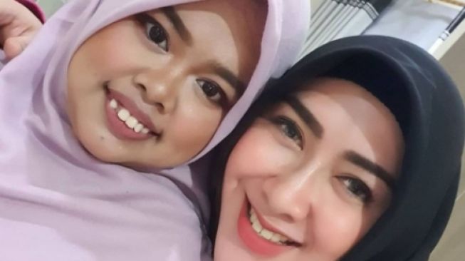 Yuni Sophia istri Bupati Nganjuk foto bareng artis. [Instagram/yunisophia_]