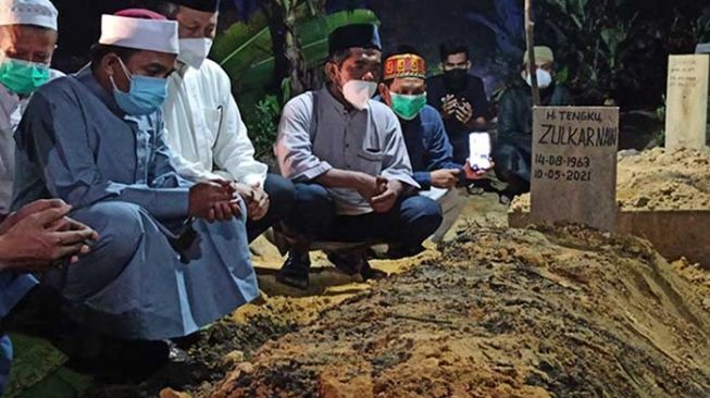 Pemakaman Ustaz Tengku Zulkarnain di TPU Taman Palas, Rumbai, Pekanbaru, Senin (10/5/2021). [Foto Riauonline]