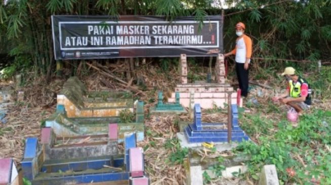 Pekuburan di Makassar dipasangi spanduk berisi himbauan memakai masker / [SuaraSulsel.id / Istimewa]