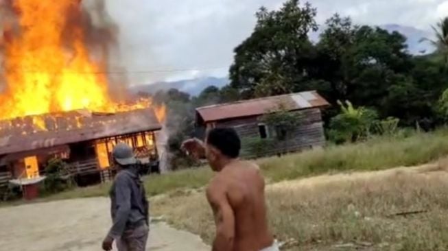 Kebakaran di Perbatasan RI-Malaysia, Rumah Warga Ludes Dilalap Api