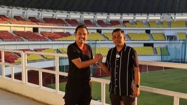 H. Junianto pemilik Wahyu Agung Grup (kanan) saat bertemu Yoyok Sukawi untuk pengukuhan pembelian saham PSIS Semarang. (Dok PSIS)