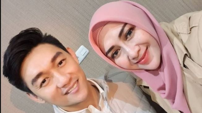 Yuni Sophia istri Bupati Nganjuk foto bareng artis. [Instagram/yunisophia_]