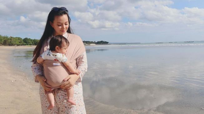 Asmirandah dan putrinya, Chloe bermain di pantai. [Instagram