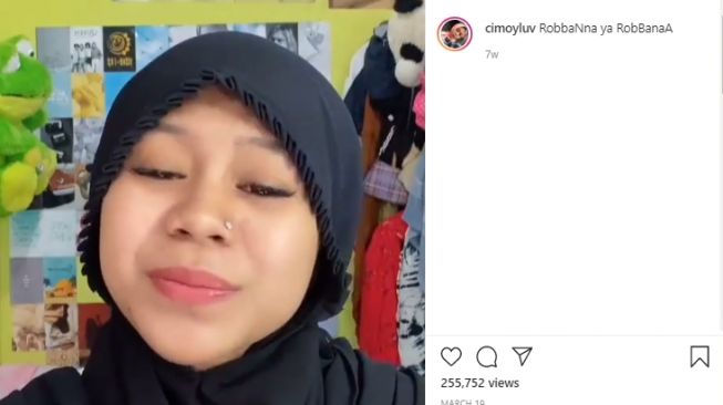 Cimoy Montok berhijab. [Instagram/cimoyluv]