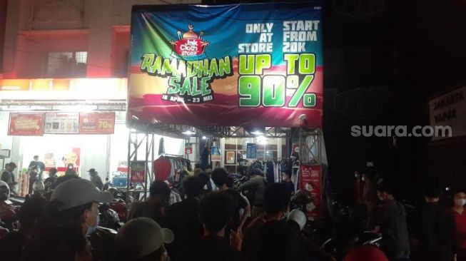 Diskon Besar-besaran, Toko di Kawasan Jalan Tebet Dalam Diserbu Milenial