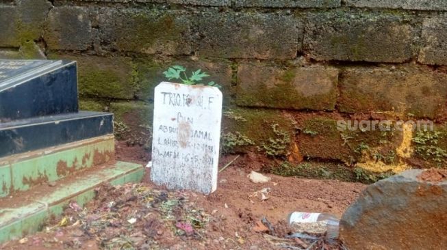 Makam Trio Fauqi Viridaus (22), warga Buaran, Jakarta Timur, yang meninggal sehari usai menerima suntikan vaksin AstraZeneca, Selasa (11/5/2021). [Suara.com/Yosea Arga Pramudita]