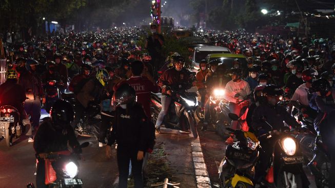 Pemudik sepeda motor terjebak kemacetan saat melintasi posko penyekatan mudik di Kedungwaringin, Kabupaten Bekasi, Jawa Barat, Selasa (11/5/2021) dini hari WIB. ANTARA FOTO/Wahyu Putro 