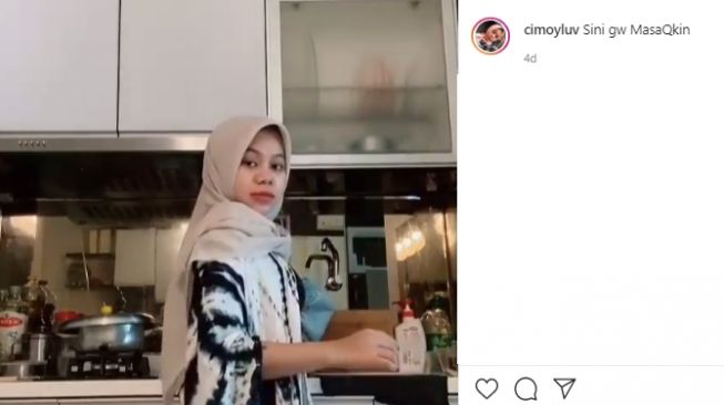 Cimoy Montok berhijab. [Instagram/cimoyluv]