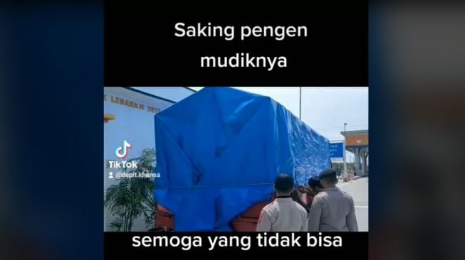 Video Aparat Ciduk Pemudik yang Naik Truk Ditutup Terpal, Warganet Iba