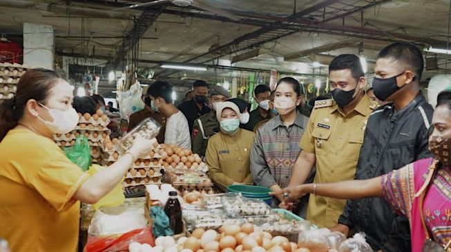 Wali Kota Medan Bobby Nasution ditemani Kahiyang Ayu mengecek harga pangan menjelang lebaran. [Ist]