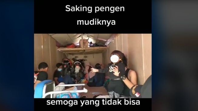 Isi muatan bak truk berupa rombongan pemudik beserta motor dan barang bawaan pemudik (TikTok)