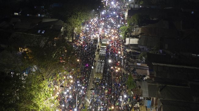 Pemudik sepeda motor terjebak kemacetan saat melintasi posko penyekatan mudik di Kedungwaringin, Kabupaten Bekasi, Jawa Barat, Selasa (11/5/2021) dini hari WIB. ANTARA FOTO/Wahyu Putro 