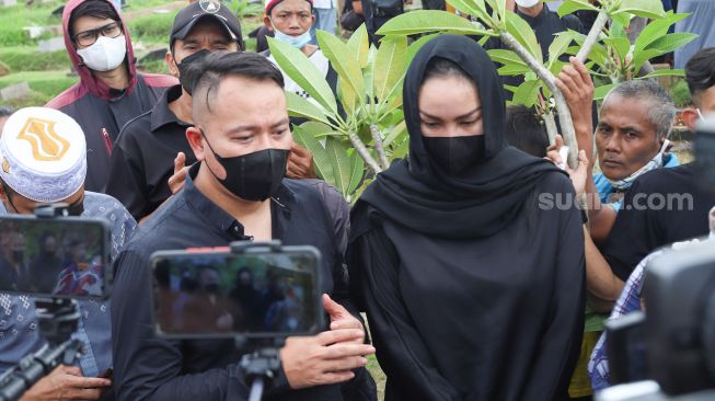 Kalina Oktarani Ziarah ke Makam Janinnya: Lagi Apa Kamu, Nak?