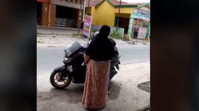 Viral Pemotor Beli Bensin Eceran Bikin Penjual Nangis Terharu, Ini Sebabnya