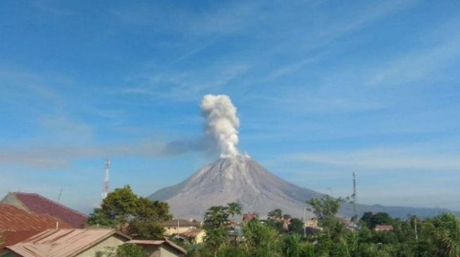 Gunung Sinabung Tiga Kali Semburkan Abu Vulkanik Hari Ini