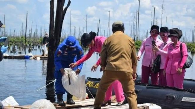 Bangun Sekat Kanal, Kapolda dan Ibu Ketua Bhayangkari Jambi Berikan Bibit 