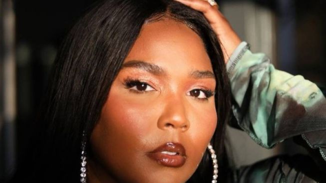Koleksi Gaya Terbaik Lizzo untuk Referensi Plus Size Style