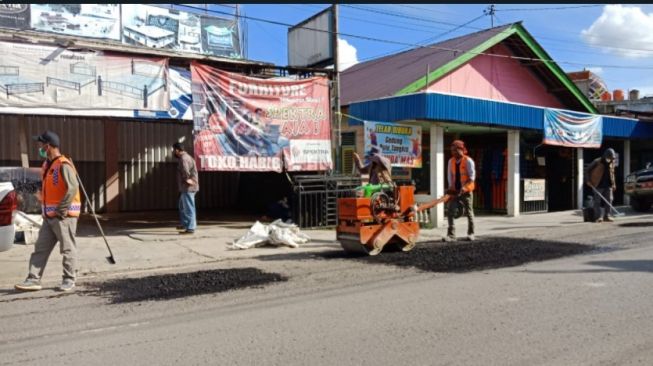 Sempat Dikeluhkan Warga, Jalan Rusak di Dalam Kota Muara Teweh Ditambal