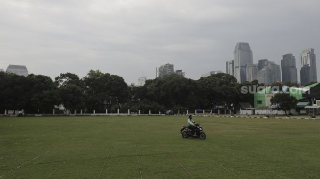 Petugas memeriksa tanda batas jarak untuk salat Idul Fitri 1442 Hijriah di lapangan Masjid Agung Al-Azhar, Jakarta Selatan, Rabu (12/5/2021). [Suara.com/Angga Budhiyanto]