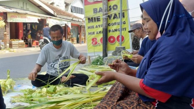 FOTO: Pedagang Jajakan Bungkus Ketupat di Pasar Colombo Jelang Lebaran