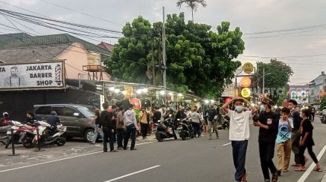 Toko Distro Diserbu Pembeli Jelang Lebaran, Jalan Tebet Utara Dalam Ditutup