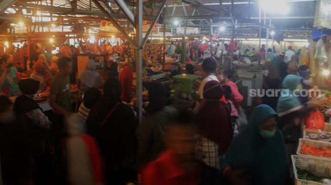 Suasana di pasar Bantargebang, Kota Bekasi, Rabu (12/5/2021). [Suara.com/Dian Latifah]