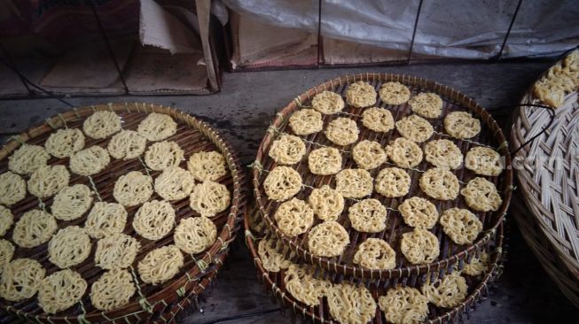 Menilik Pembuatan Kerupuk Keriting Khas Palembang